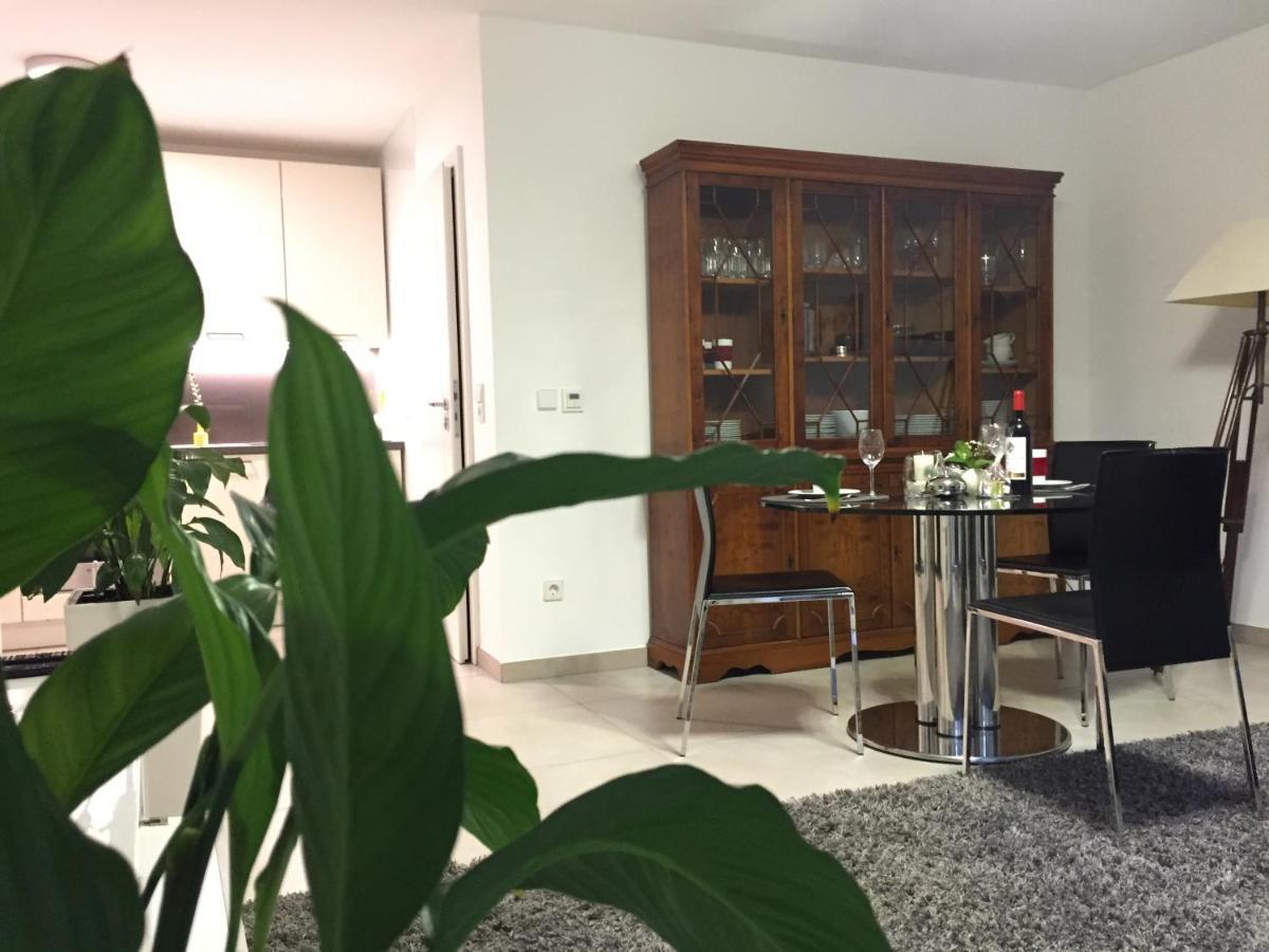 - Zentrumsnah, Eigener Parkplatz Und Grosser Balkon Ins Gruene Apartment